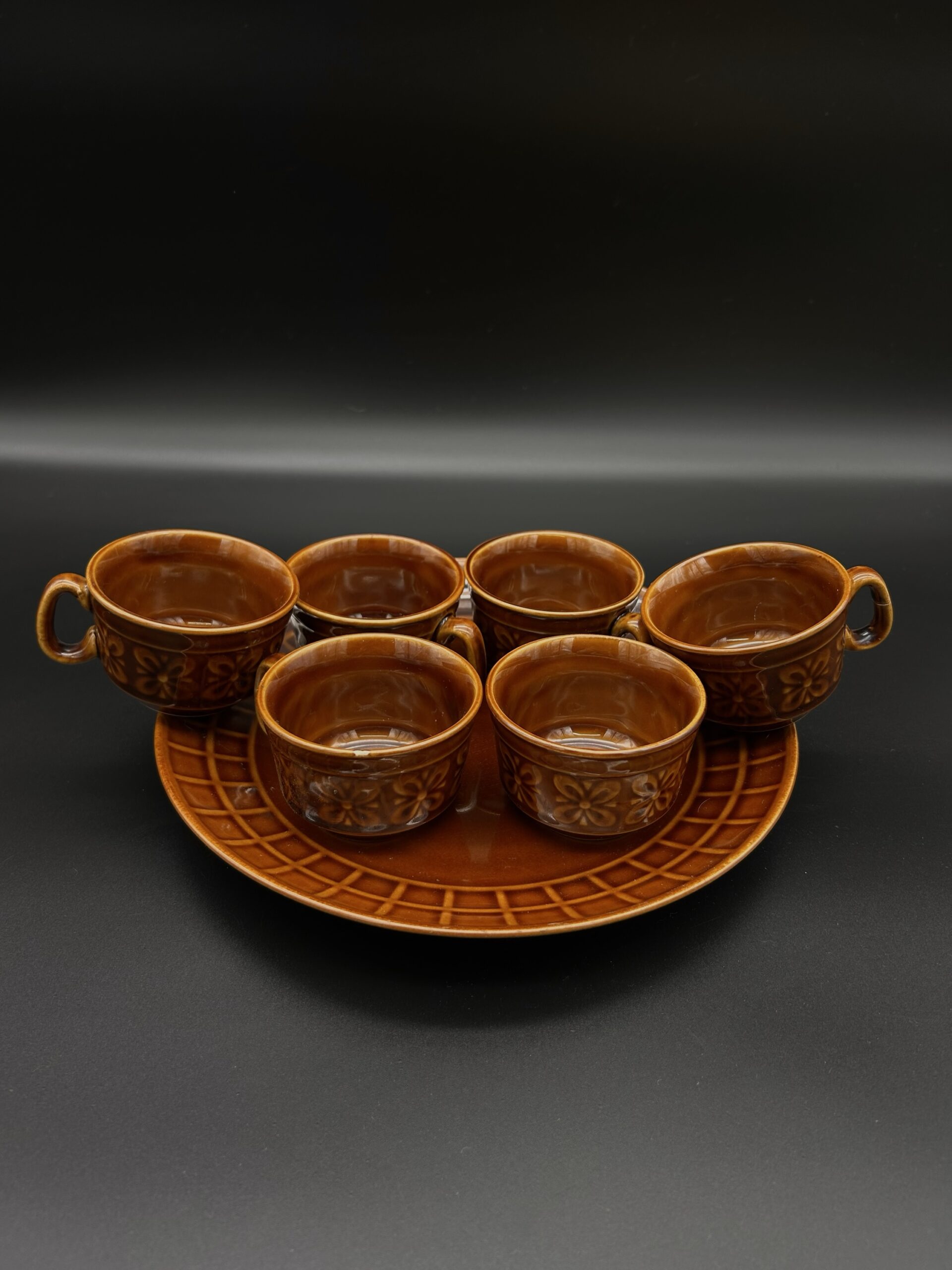 Zestaw brązowych filiżanek z talerzem – vintage ceramika