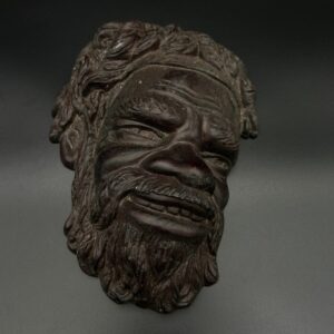 Drewniana maska dekoracyjna – rzeźbiony portret mężczyzny