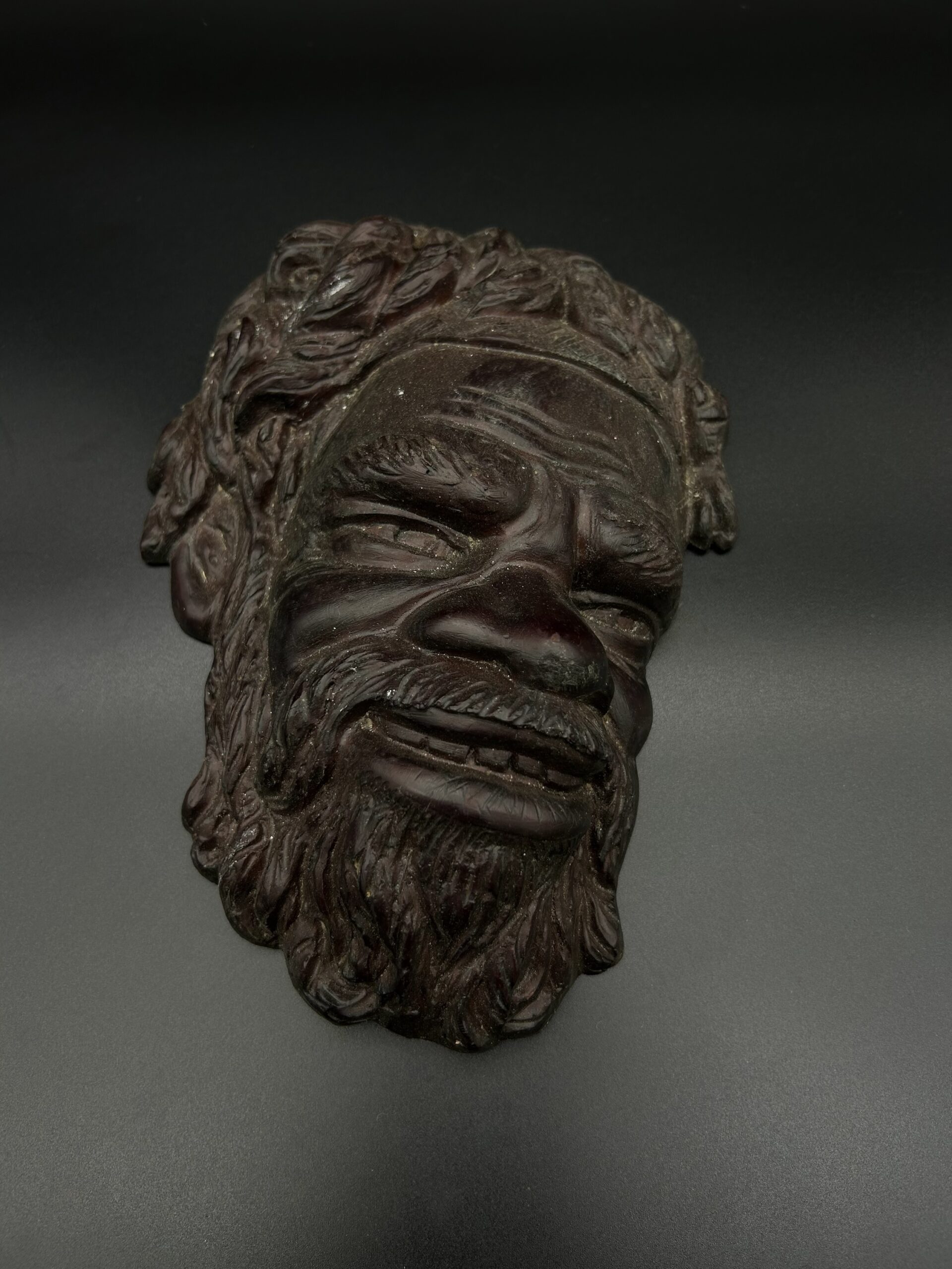 Drewniana maska dekoracyjna – rzeźbiony portret mężczyzny