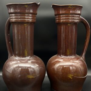 Zestaw 2 dużych dzbanów kamionkowych – brązowa ceramika ludowa