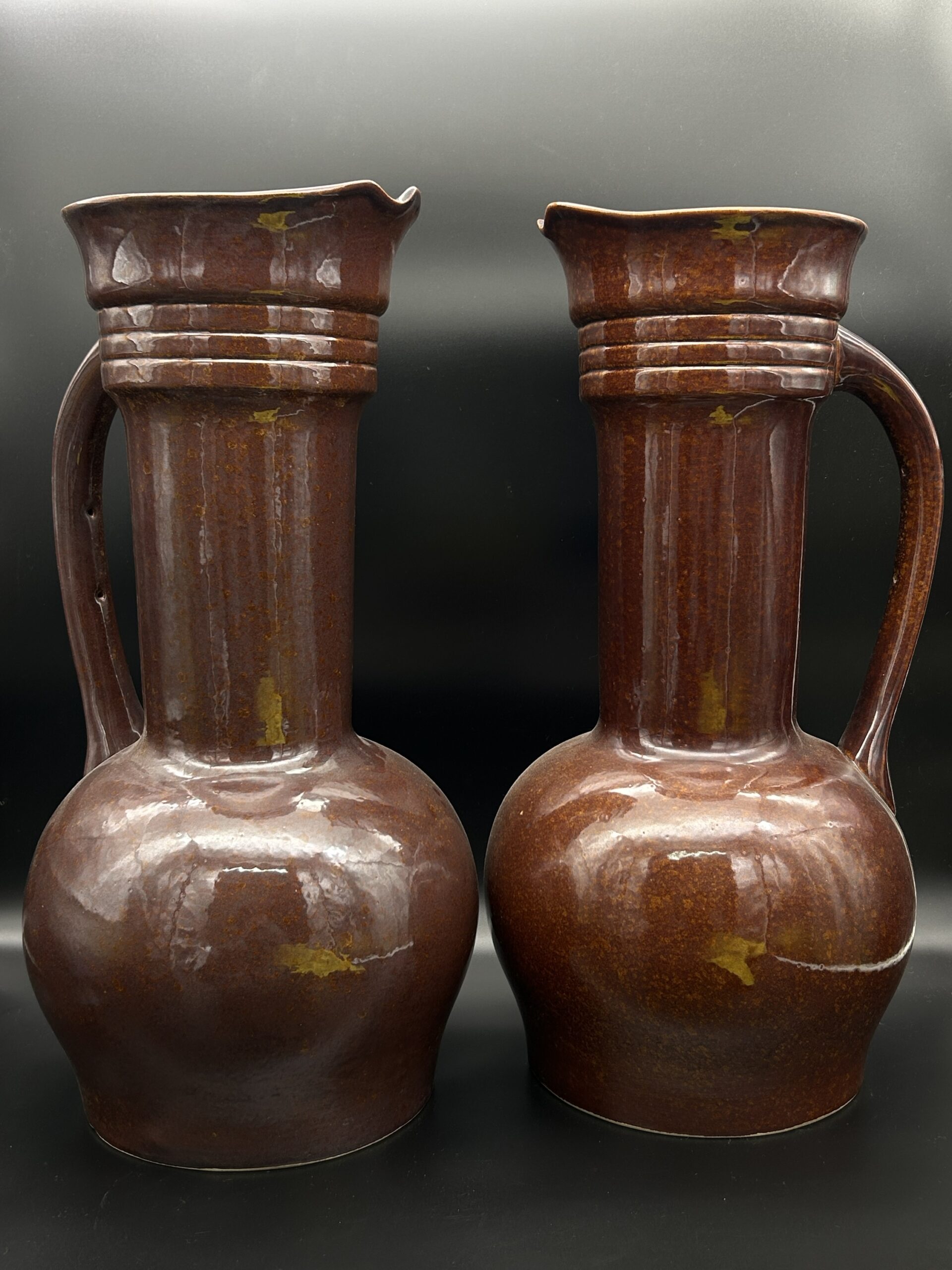 Zestaw 2 dużych dzbanów kamionkowych – brązowa ceramika ludowa