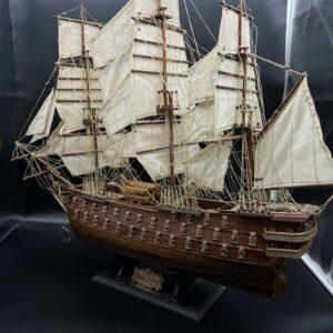 Model okrętu wojennego „Warship” – drewniany statek z żaglami