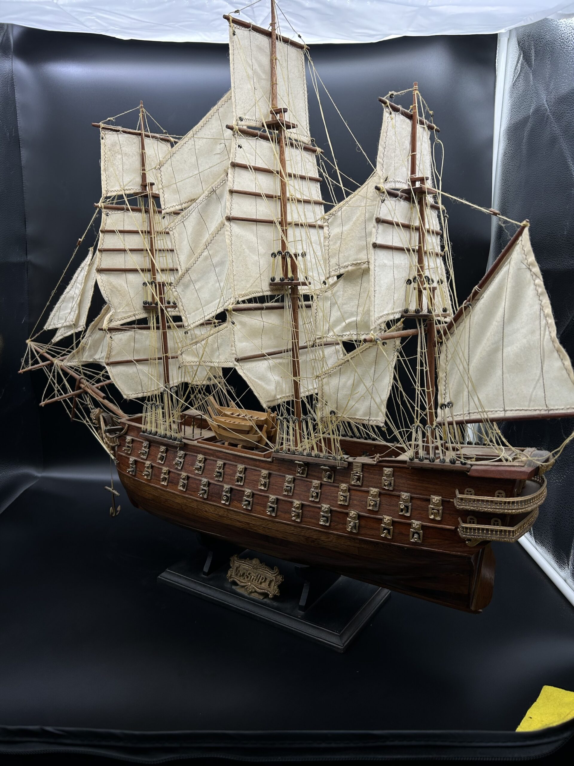 Model okrętu wojennego „Warship” – drewniany statek z żaglami