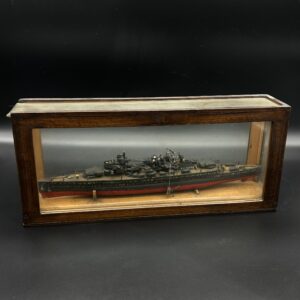 Model okrętu w gablocie – kolekcjonerski eksponat z drewnianą ramą